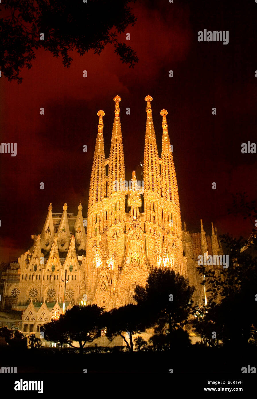 Gaudis Sagrada Familia in der Nacht in Barcelona Spanien. (Hinweis: keine Kräne!) Stockfoto