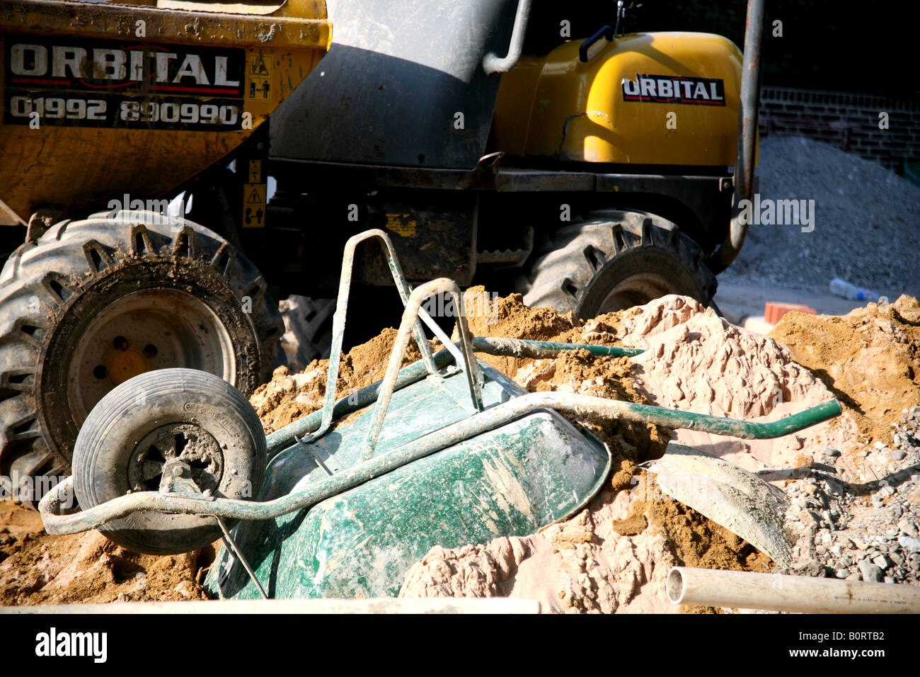 Wheelbarow & Kipper LKW auf London-Baustelle Stockfoto