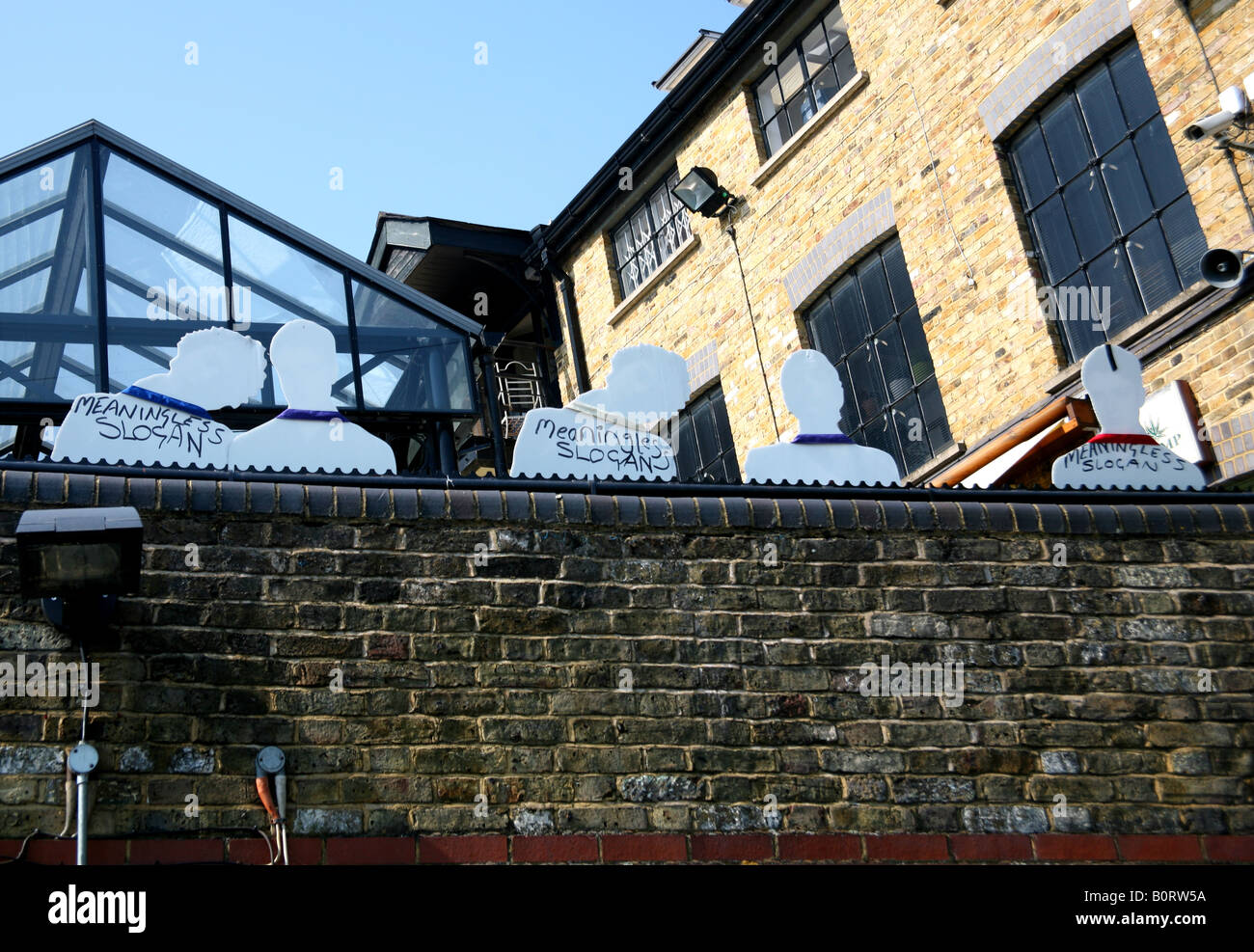 Rückansicht des Karton ausschneiden von Figuren im Mode-Outlet in Camden Lock Market London Stockfoto