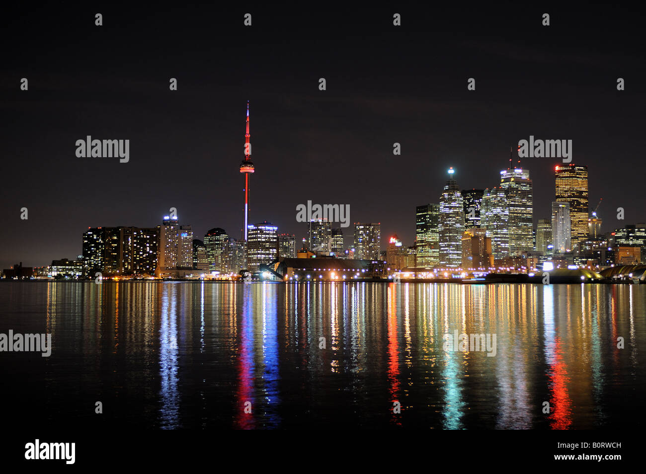 Toronto Harbour in der Nacht vom Fuße des Polson Straße aus gesehen Stockfoto