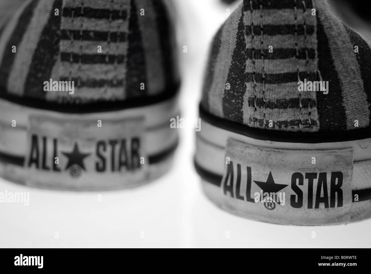 Ein Paar Converse Basketballstiefel in abgenutztem Zustand, ist Converse ein amerikanisches Schuhunternehmen, das 1908 gegründet wurde Stockfoto