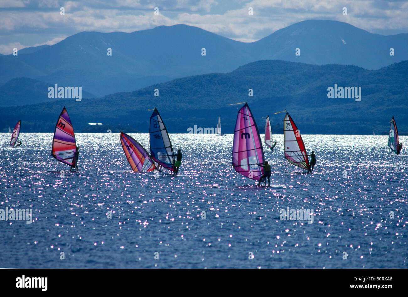 Wellenreiten am Lake Champlain in der Nähe von Burlington VT Adirondack im Hintergrund Stockfoto