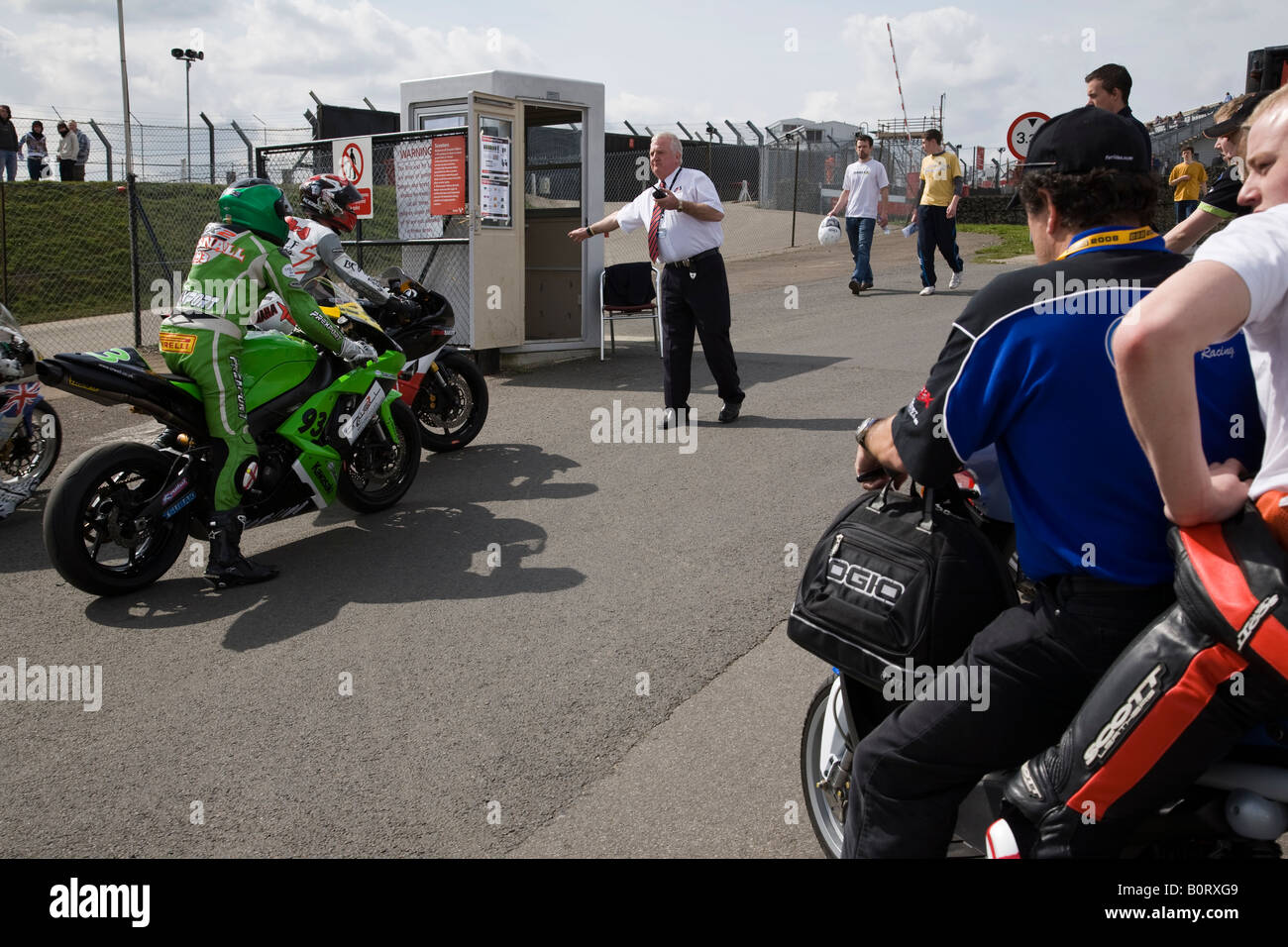 Ein Steward steuert den Zugriff auf die Boxengasse Eingang während des freien Trainings für den Fuchs Silkolene britischen Supersport Meisterschaft. Stockfoto