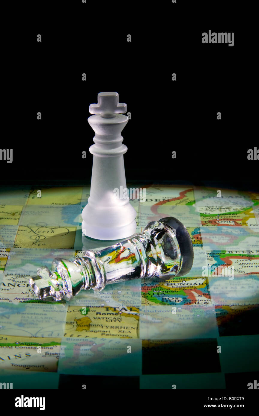 zwei Könige auf Schachbrett mit Karte Stockfoto