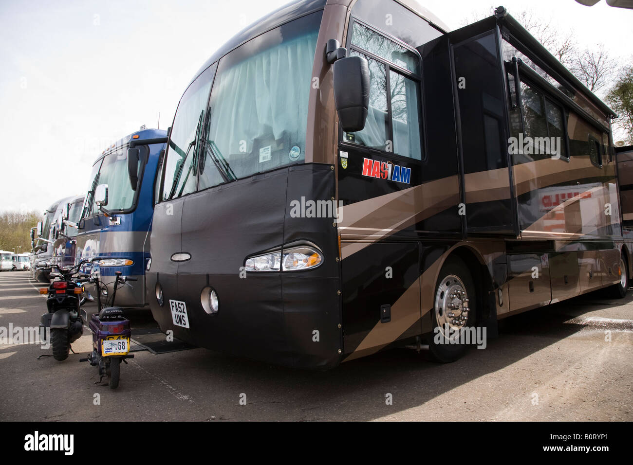 Leon Haslam Wohnmobil unter anderem im Fahrerlager während des BSB Meisterschaft, Brands Hatch, Kent, England. Stockfoto