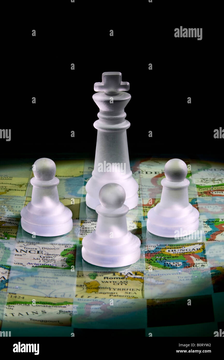 König und Bauern auf dem Schachbrett mit Europakarte Stockfoto