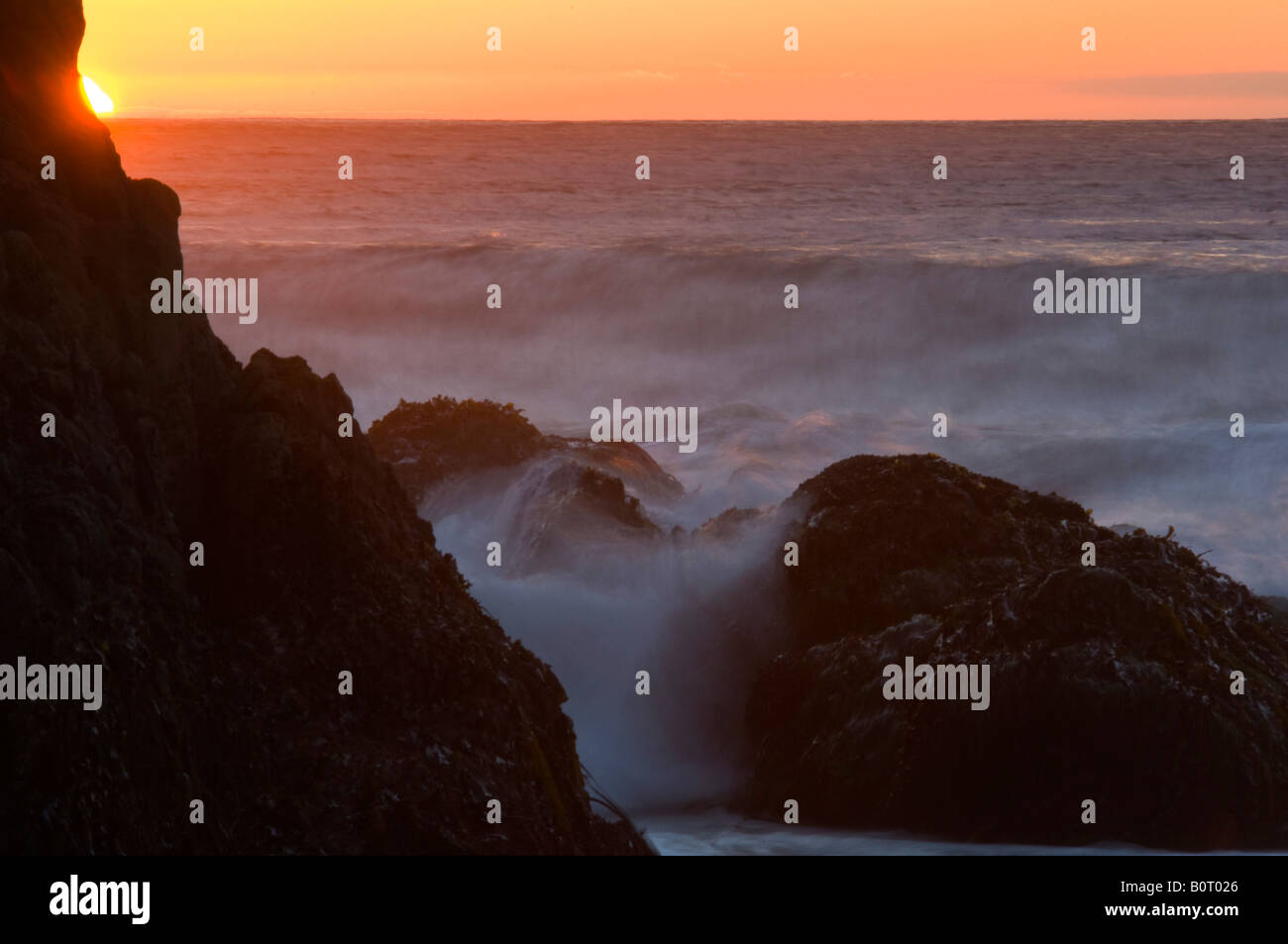 Küstenfelsen und Wellen, die bei Sonnenuntergang Pfeiffer Beach Big Sur Kalifornien Stockfoto