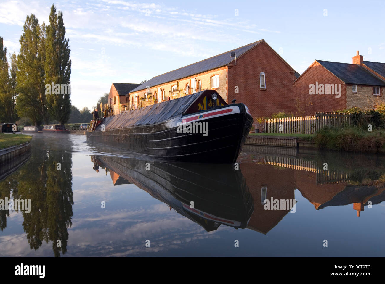 Doug Blane traditionelle Arbeiten Narrowboat navigieren auf Cosgrove am Grand Union Canal Stockfoto