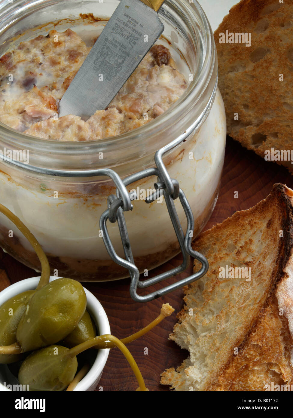 Kaninchen-Terrine in einem traditionellen redaktionellen Lebensmittel Kilner jar Stockfoto