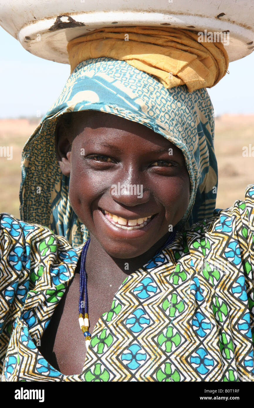 Peul-Mädchen mit Milch Stockfoto