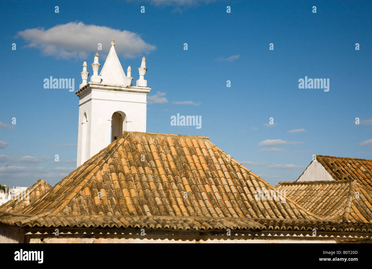 Skyline in Albufeira Algarve Portugal mit dem quadratischen Turm der örtlichen Kapelle und die traditionelle rote Dachziegel Stockfoto