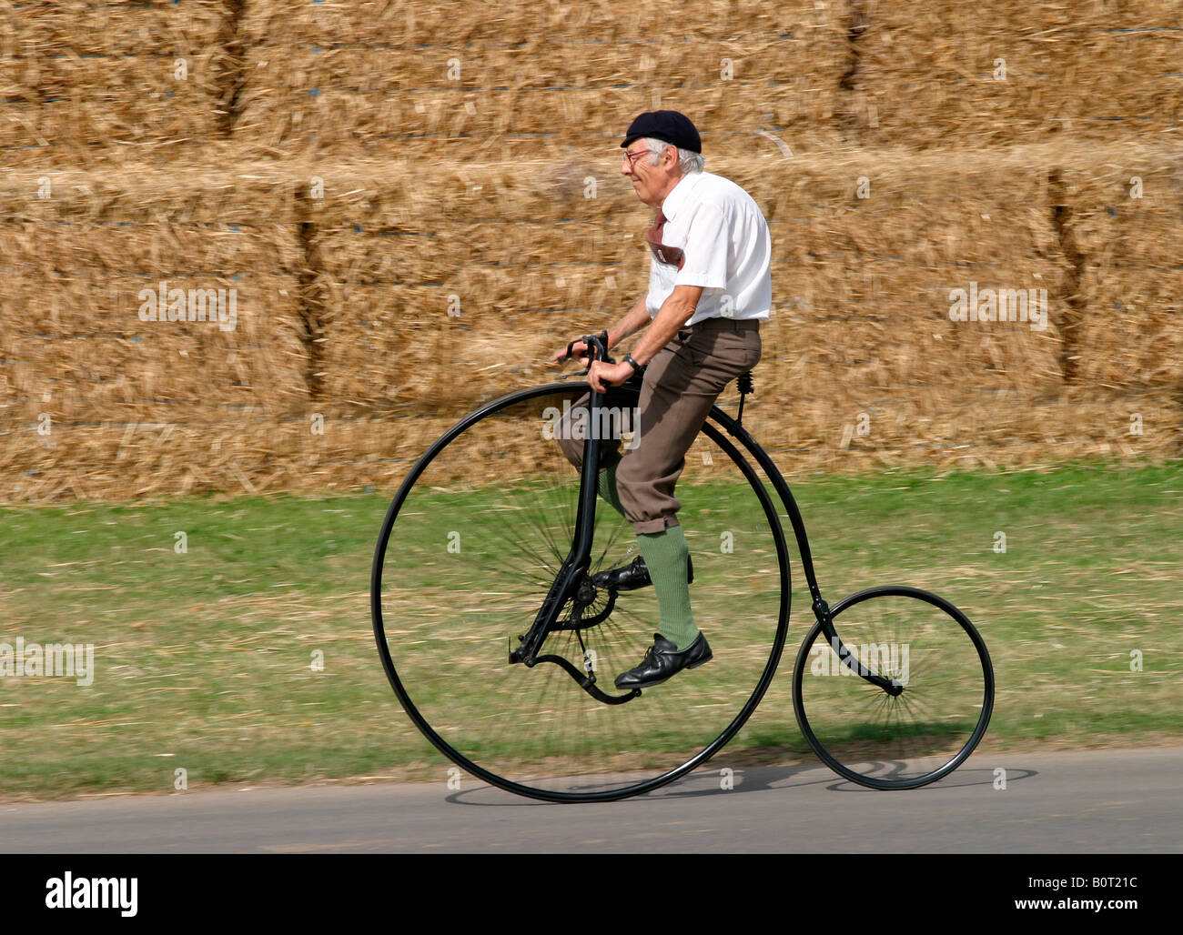 Hochrad Oldtimer Fahrrad und Fahrer beim Goodwood Festival of Speed,  Sussex, UK Stockfotografie - Alamy