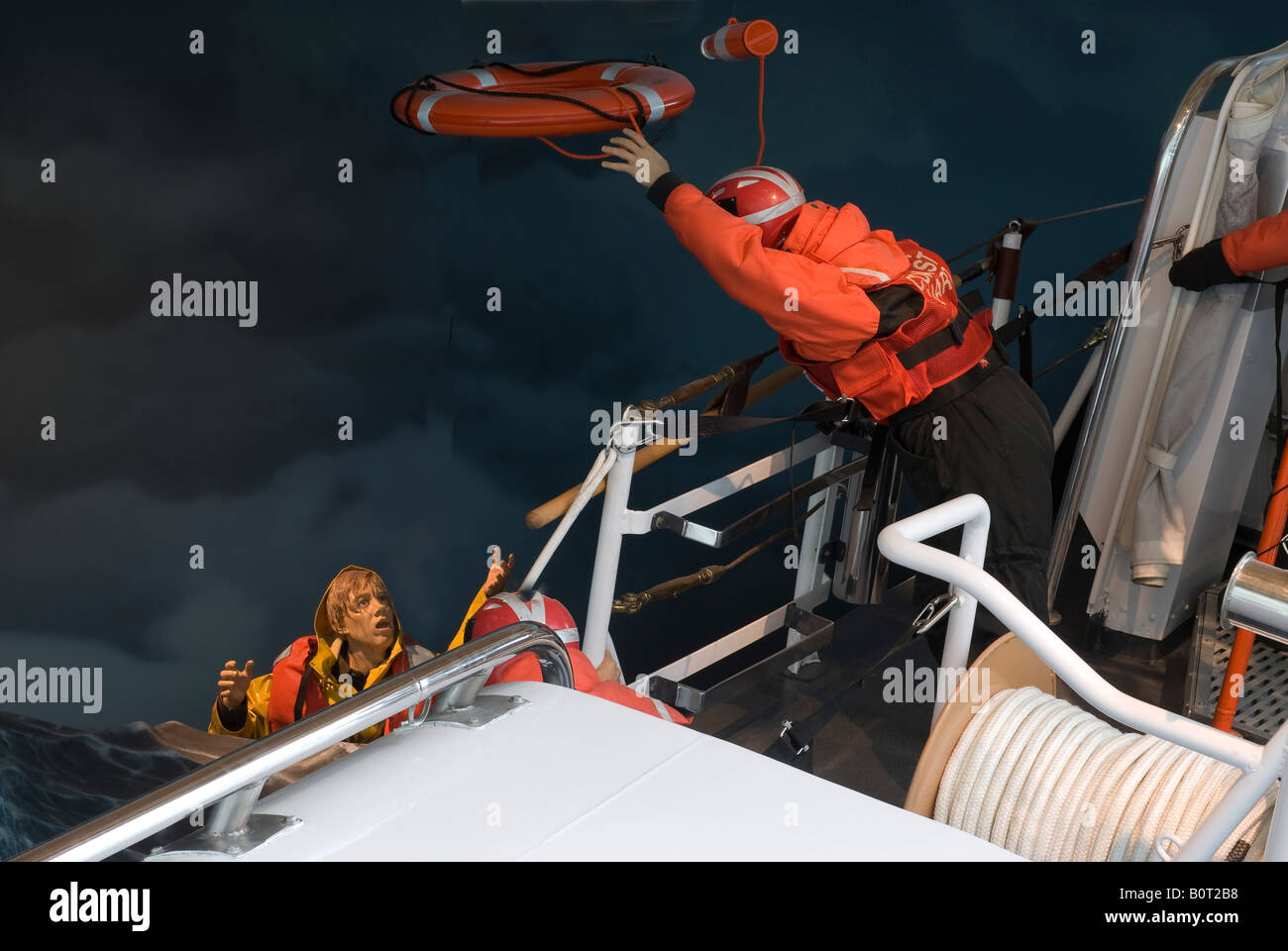 Rettung auf See große Nahaufnahme simuliert, indem uns "Coast Guard" Person im Wasser, Matrose auf Boot horizontales Bild Farbe Farbe Stockfoto