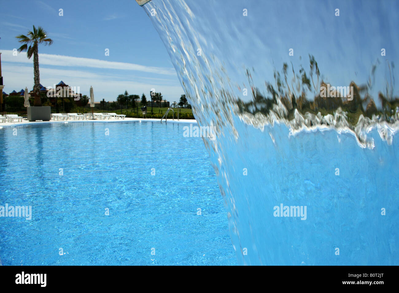 Wasserkaskade vom Pool-Brunnen Stockfoto