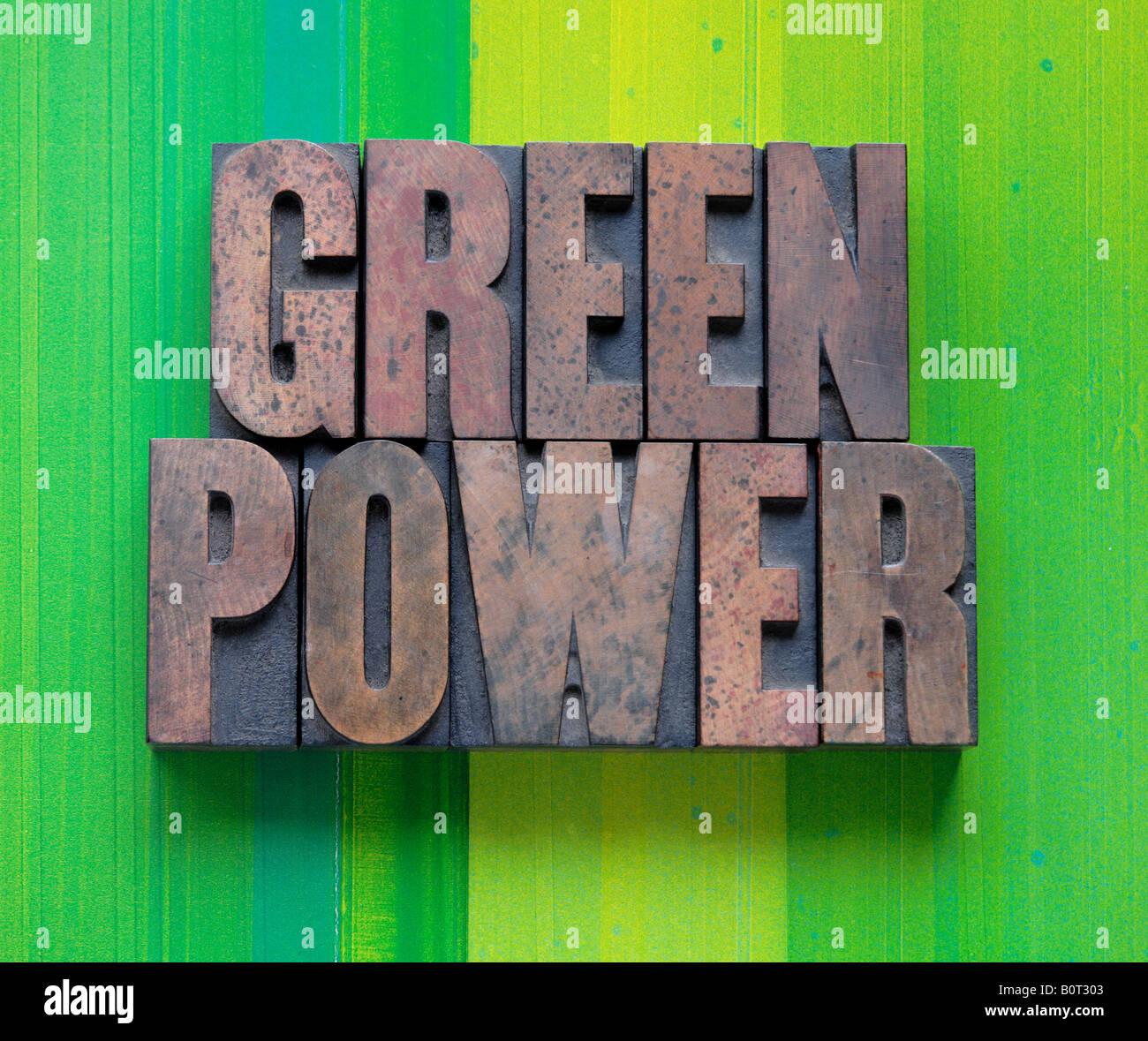 die Worte "Ökostrom" im Buchdruck Holzart auf grünem Hintergrund vertikale Stockfoto