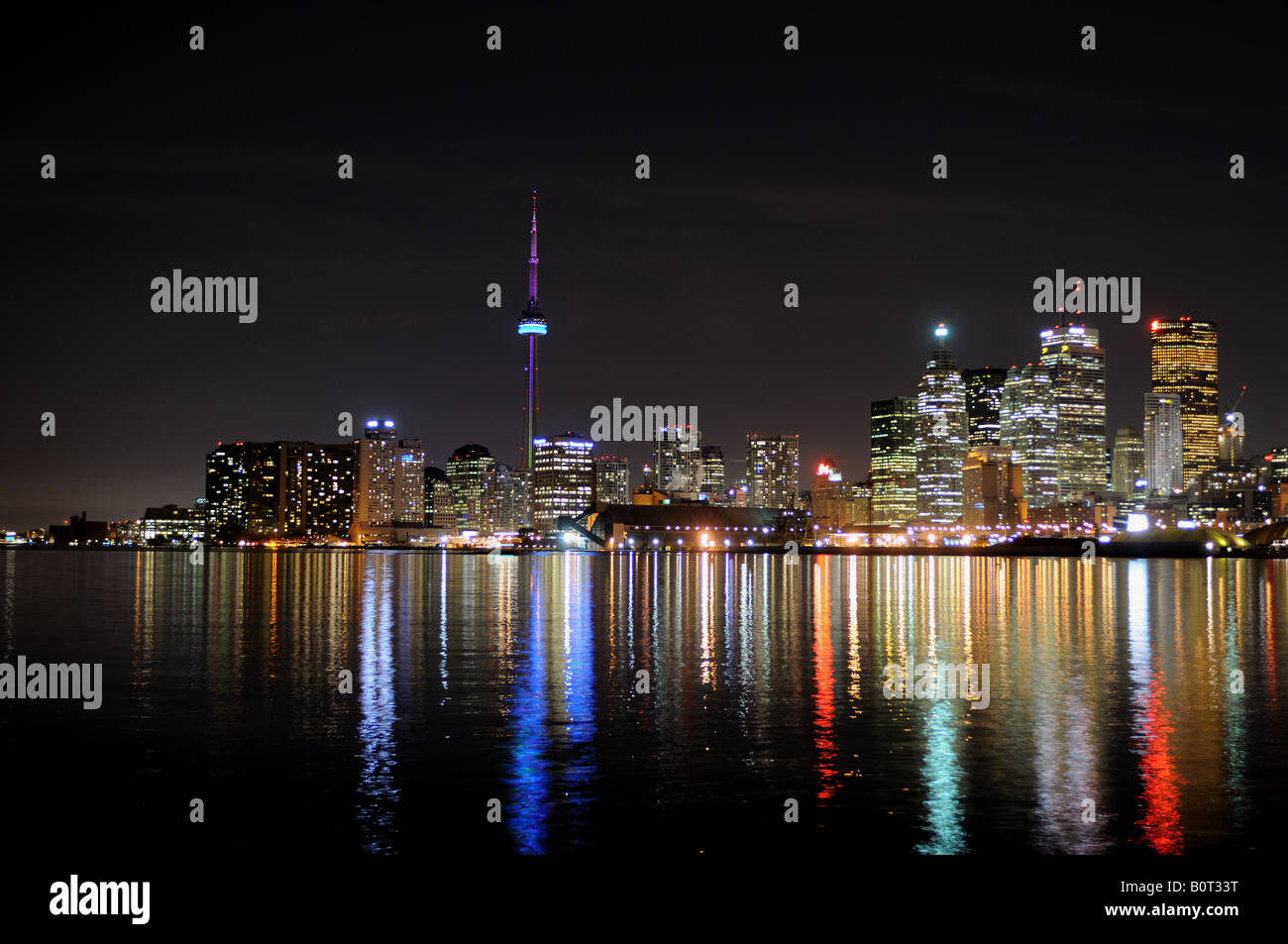 Toronto Harbour in der Nacht vom Fuße des Polson Straße aus gesehen Stockfoto