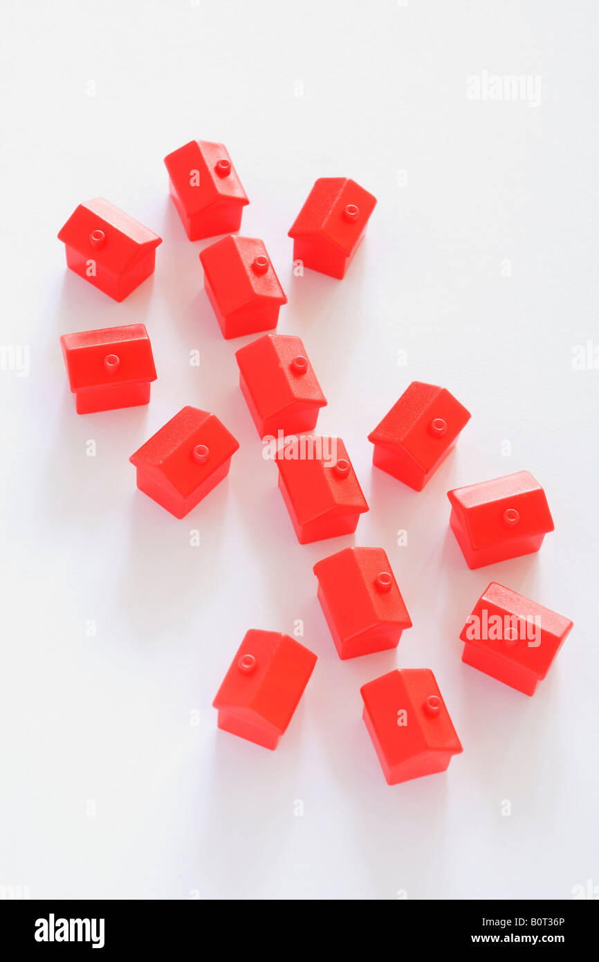 Dollarzeichen bestehend aus roten Häusern vor weißem Hintergrund Stockfoto