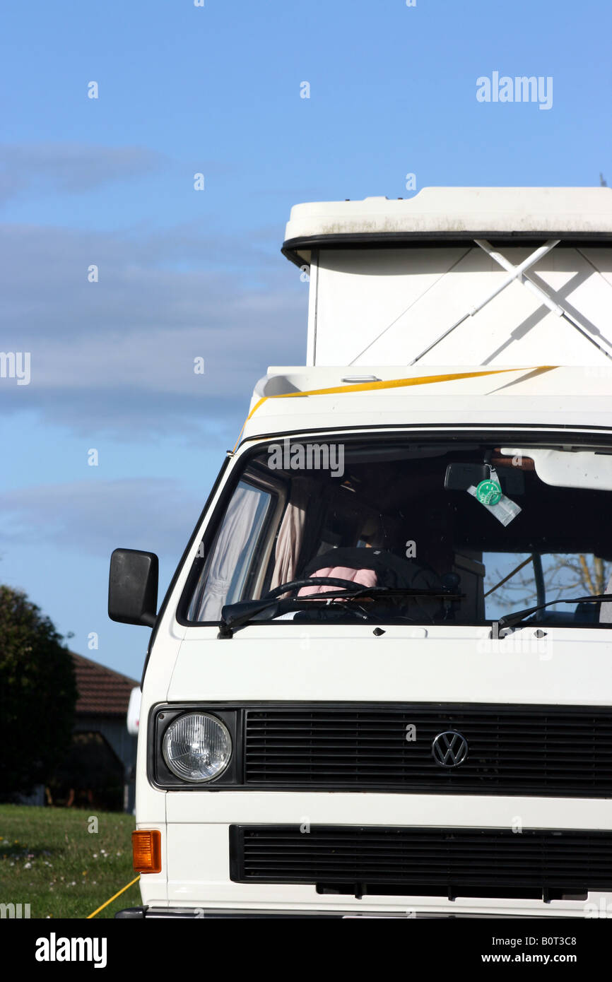 klassische VW Campervan in irischen Campingplatz geparkt Stockfoto