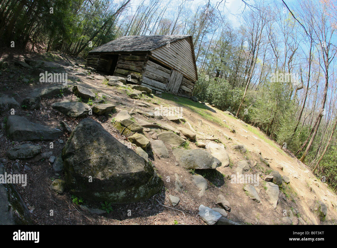 Ein Blockhaus (historische Gebäude) in Cades Cove, Smoky Mountains National Park, gesehen durch das Auge ein fisheye-Objektiv von Canon. Stockfoto