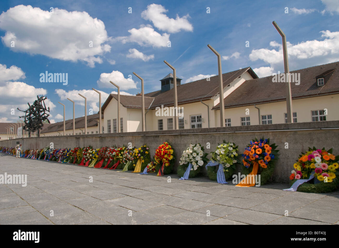 Kränze aus Blumen lag nach einer Gedenkfeier zur Erinnerung an den Libaration Tag in Dachau Dachau, Bayern, Deutschland Stockfoto
