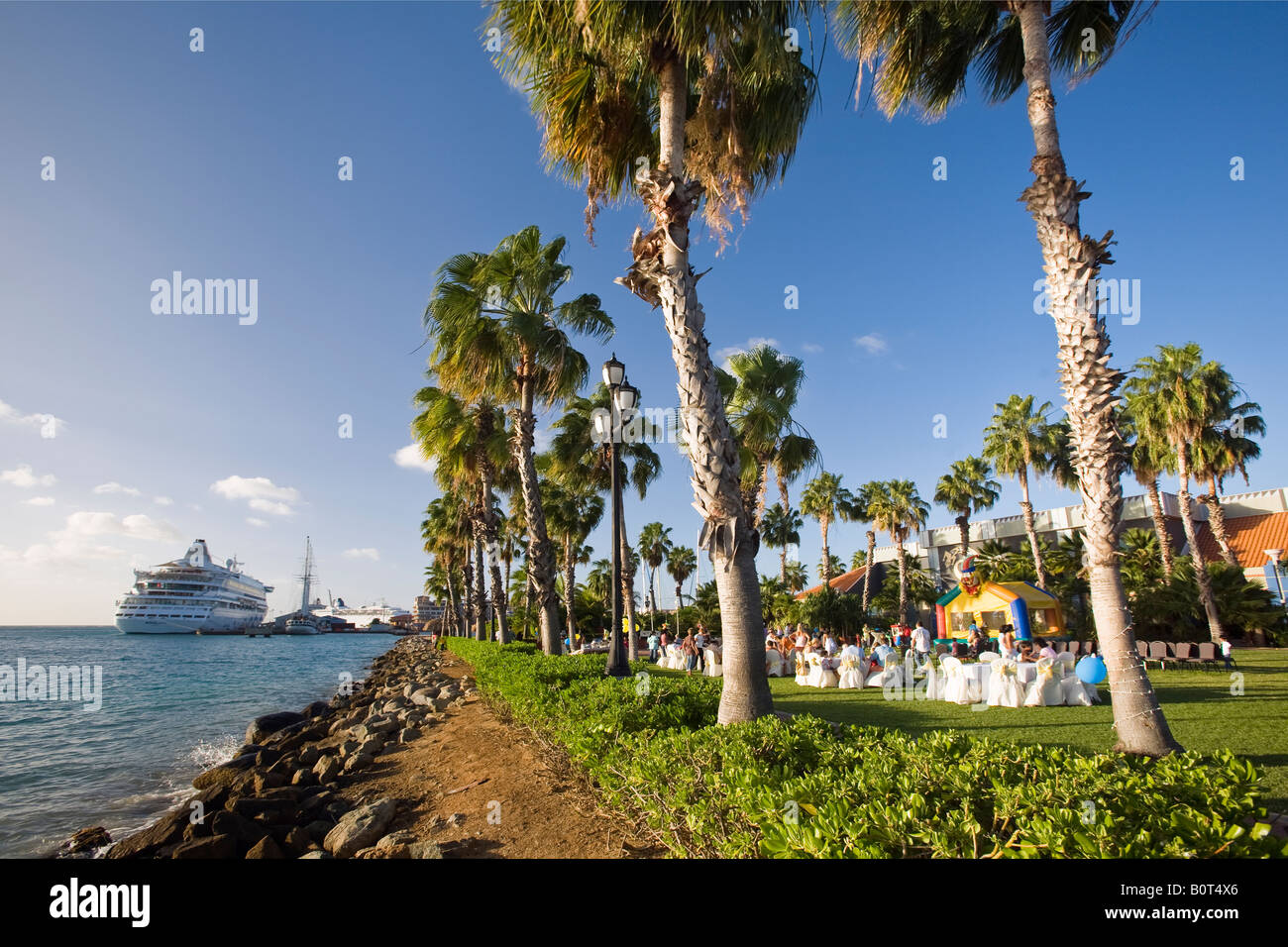 Oranjeastad Hafen-Ansicht mit Palm Trees Aruba Stockfoto