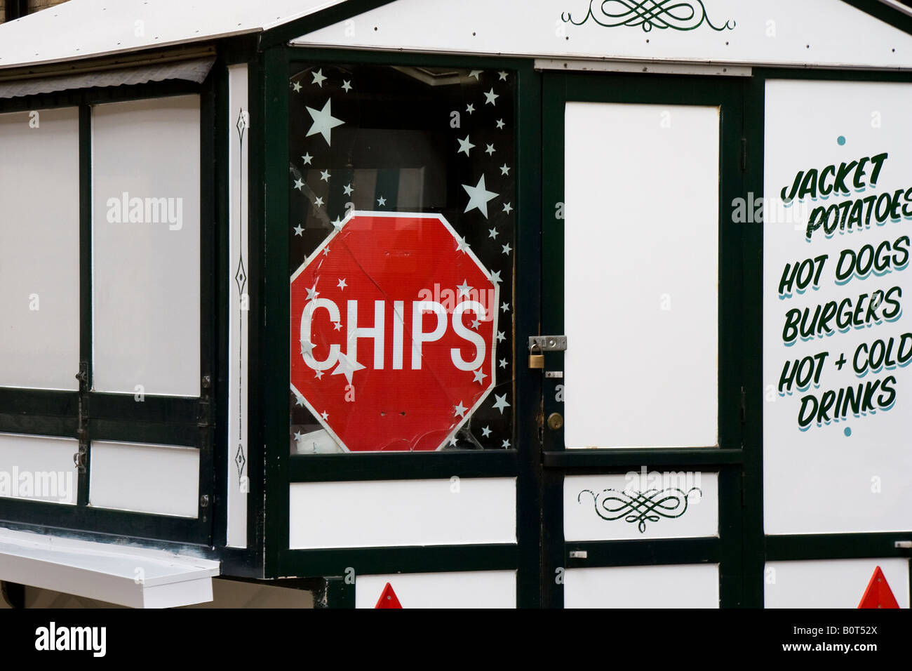 Ein schwarz / weiß Fast-Food-Kiosk mit einem roten stop Schild Werbung Chips und Darke schreiben lesen Jacke Kartoffeln Hotdogs Stockfoto