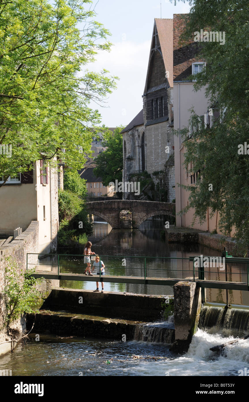 Der Fluss Eure fließt durch die Chartres, Eure-et-Loire, Frankreich. Stockfoto