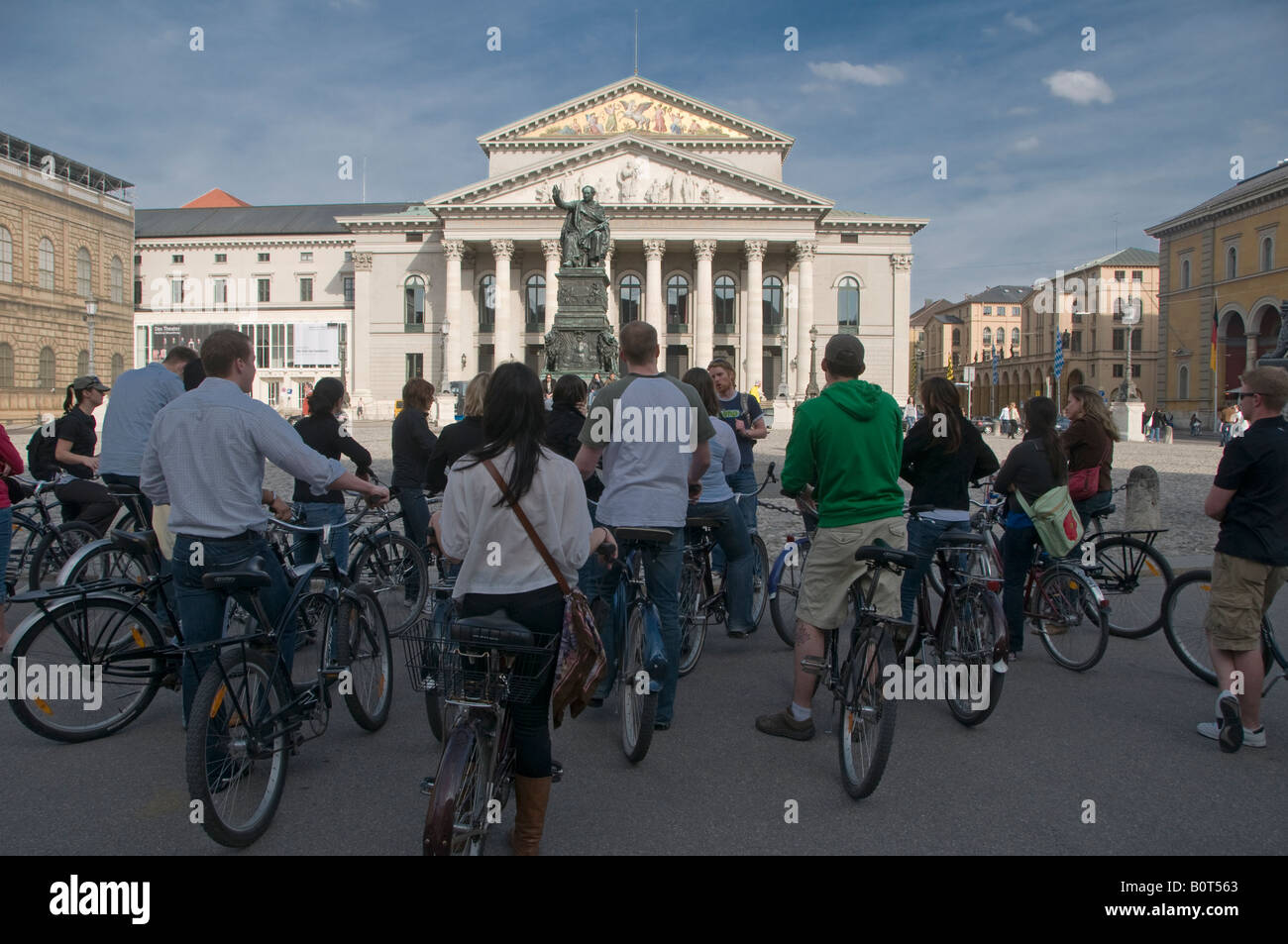 Eine geführte Fahrradtour vor Max Joseph Platz & National Theater.in die Hauptstadt München Bayern Deutschland Stockfoto