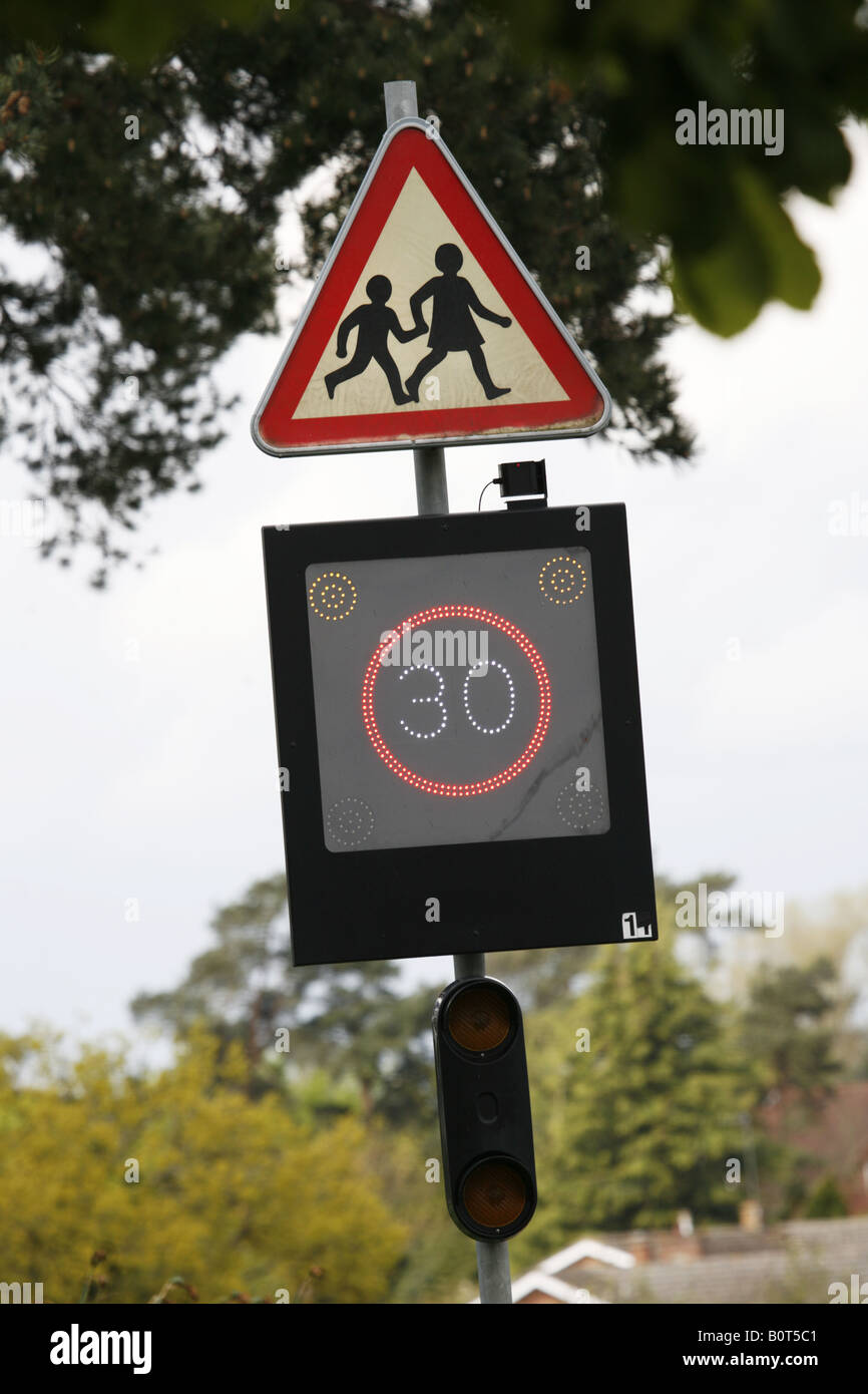30 km/h-Matrix und Schule Warnschild Stockfoto 30 km/h-Matrix und Schule Warnschild Stockfoto