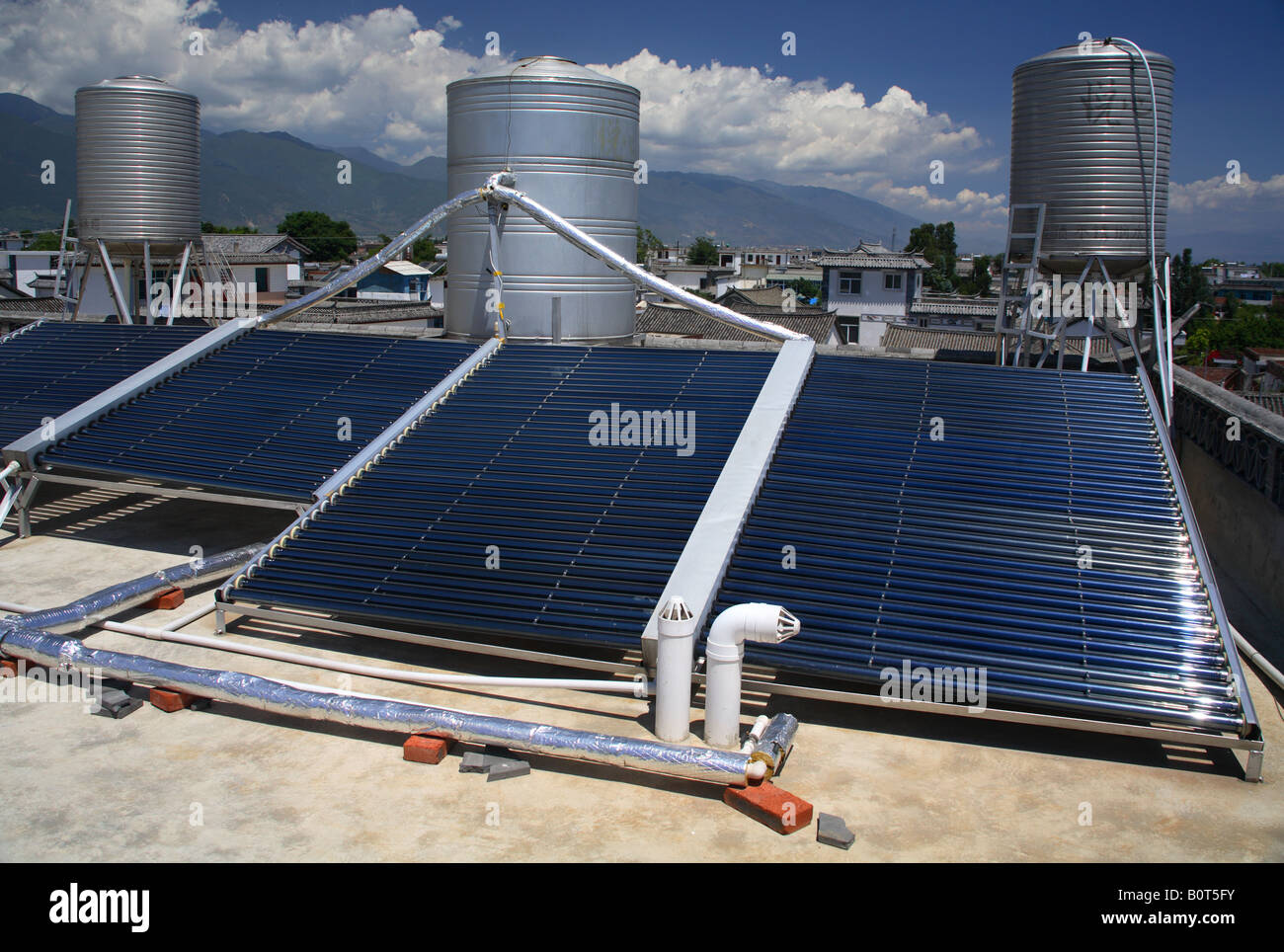 Nutzung von Solarenergie für die Warmwasserbereitung Stockfoto