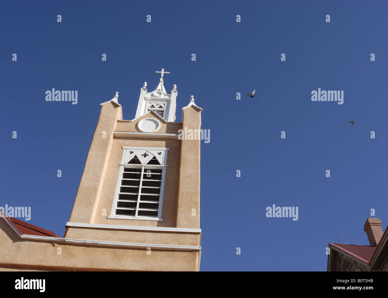 Tauben landen auf einem der Türme in San Felipe de Neri Catholc Church in der Altstadt von Albuquerque, New Mexico Stockfoto
