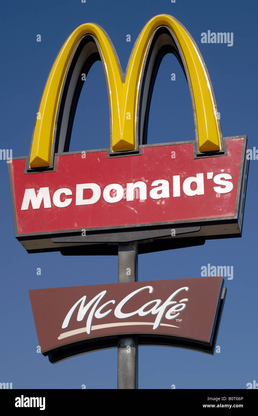 McDonalds-Schild mit McCafe Stockfoto