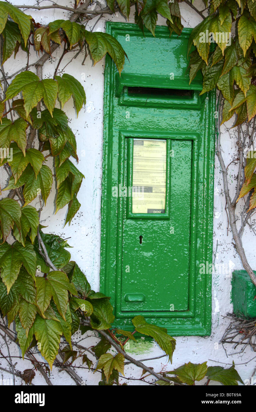 malerische alte irische Briefkasten in Wand in County Mayo, Irland Stockfoto