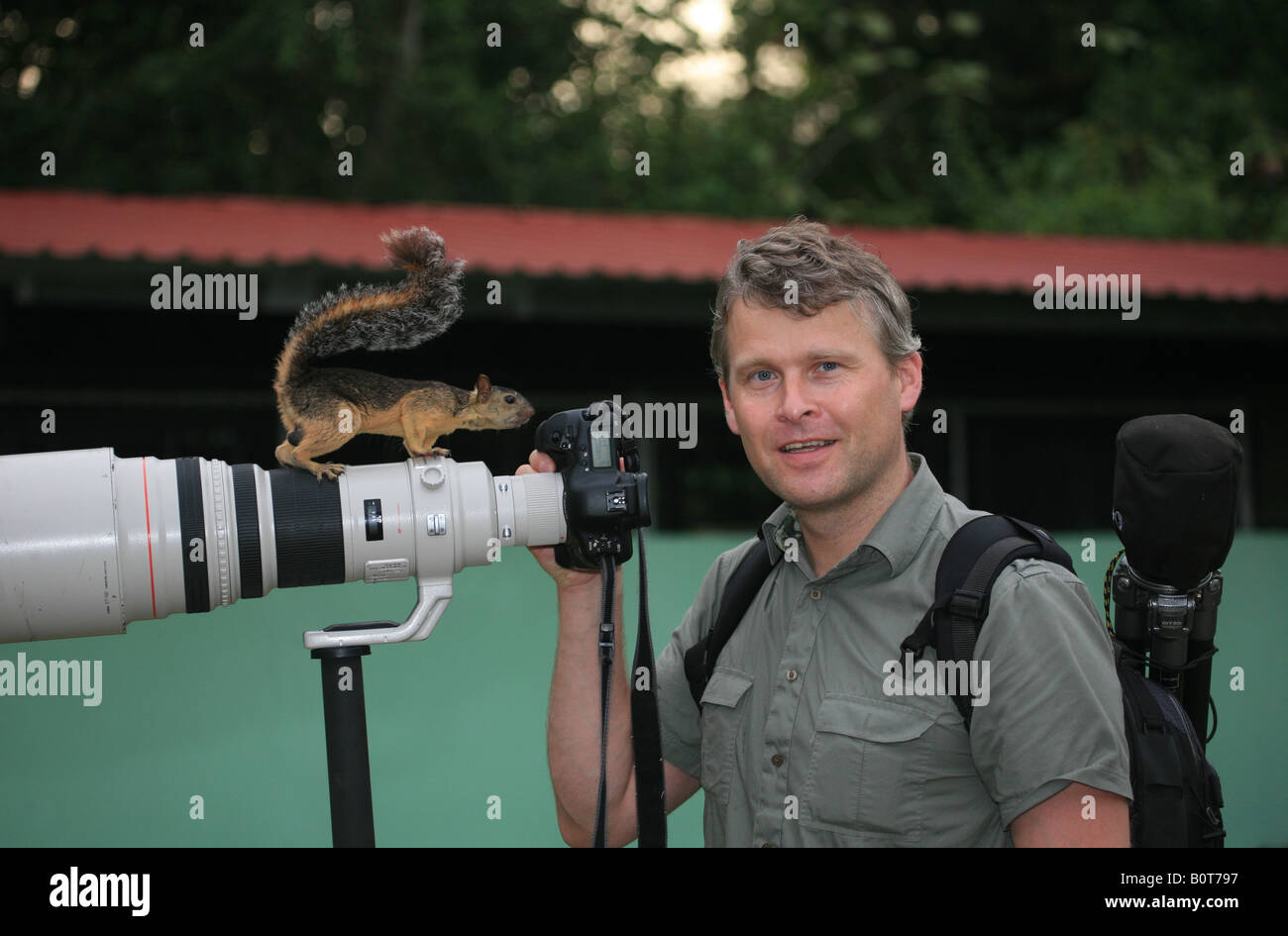 Naturfotograf Øyvind Martinsen mit einem erdhörnchen auf seine Kamera in Metropolitan Park, Republik Panama. Stockfoto