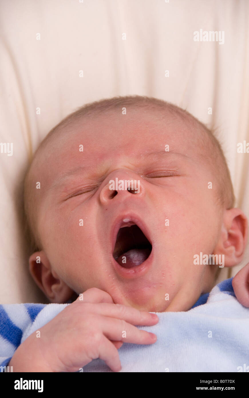 Gähnende neugeborenes Baby Boy Joshua Kailas Hudson im Alter von 20 Tagen mit weit offenem Mund