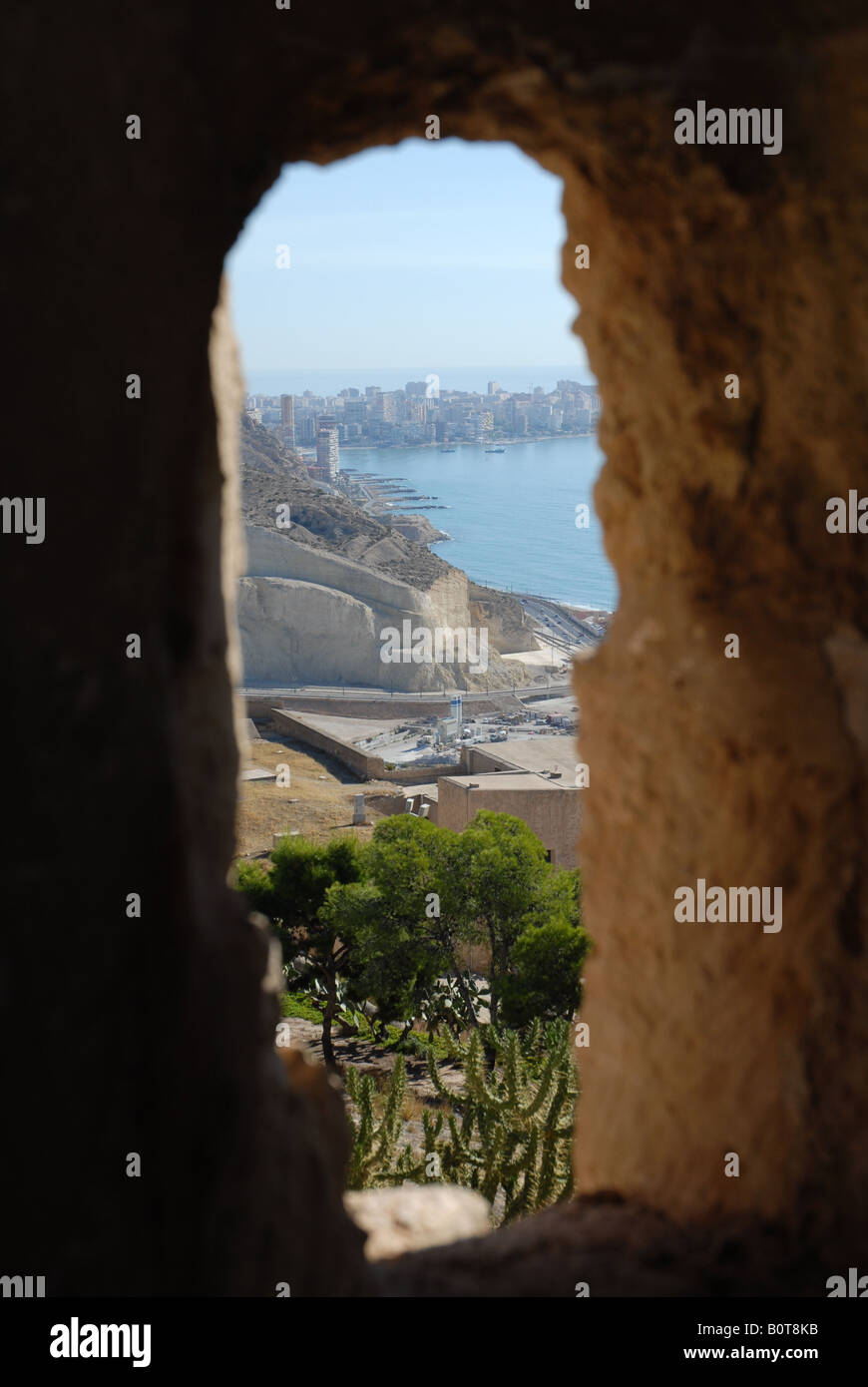 nördlich von Santa Barbara Burg San Juan und das Meer, Provinz Alicante, Alicante, Spanien, Comunidad Valenciana anzeigen Stockfoto