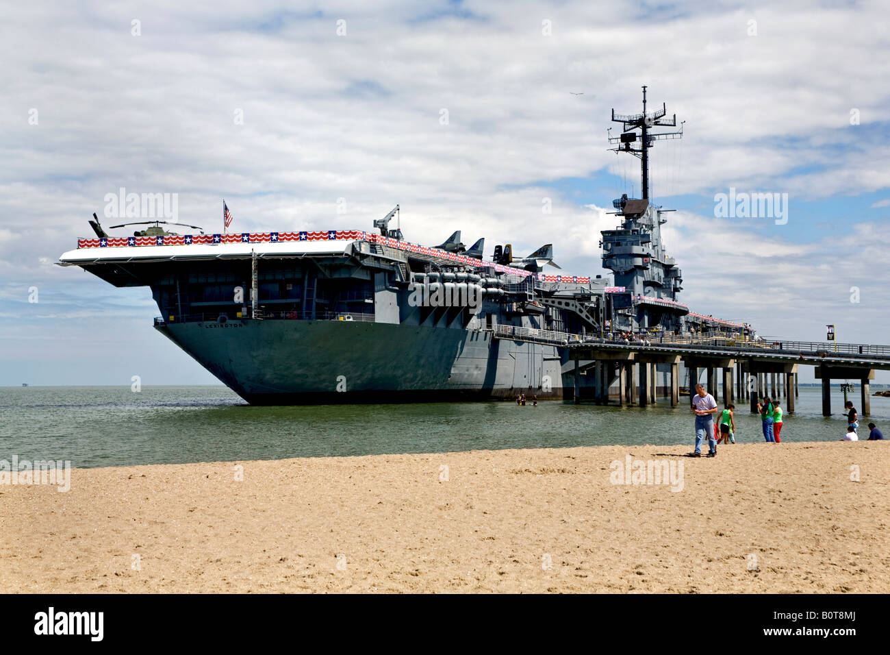 USS Lexington vom Strand Stockfoto