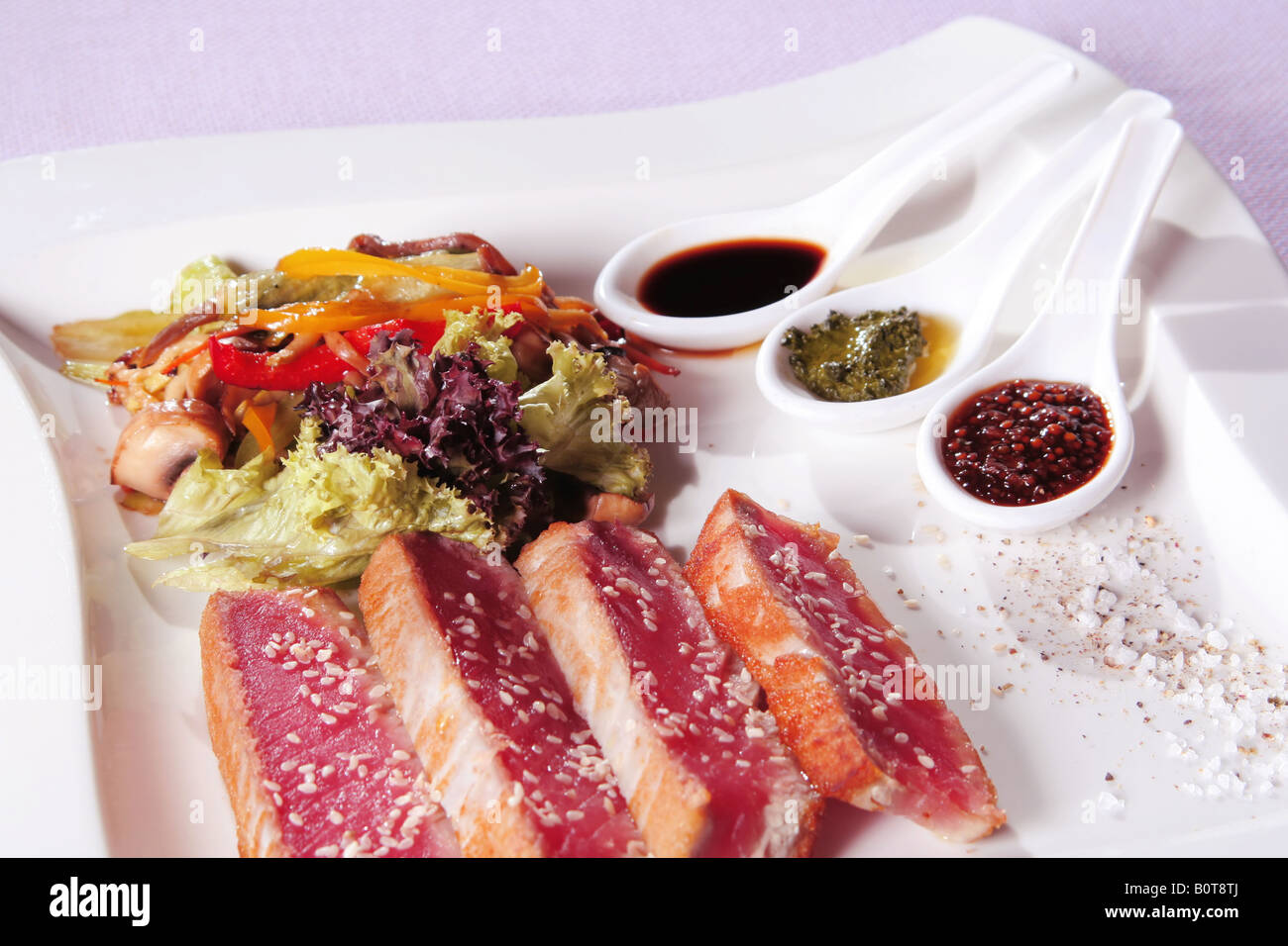 Fischstäbchen mit Sesam und Salat Gemüse Stockfoto
