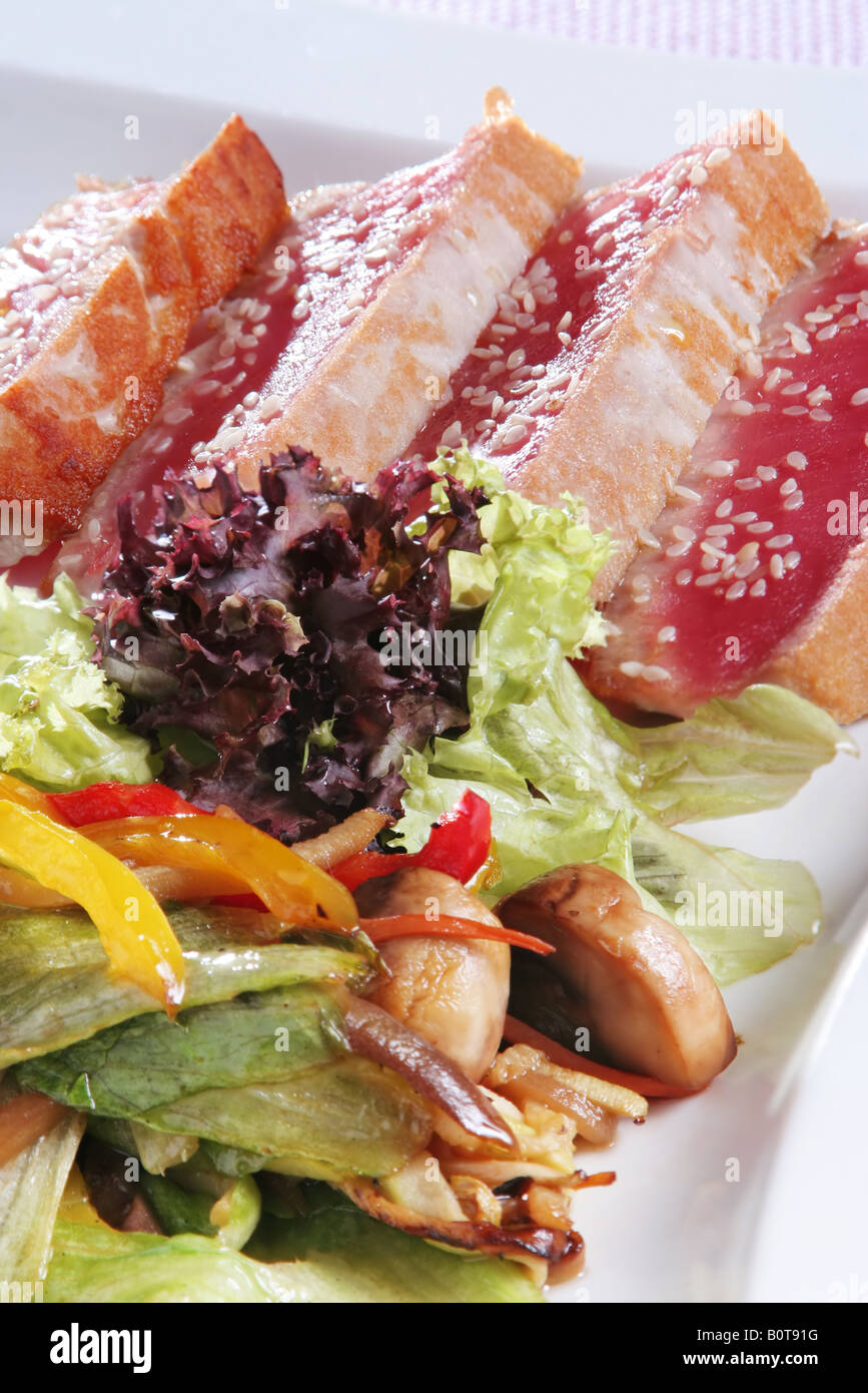 Fischstäbchen mit Sesam und Salat Gemüse Stockfoto