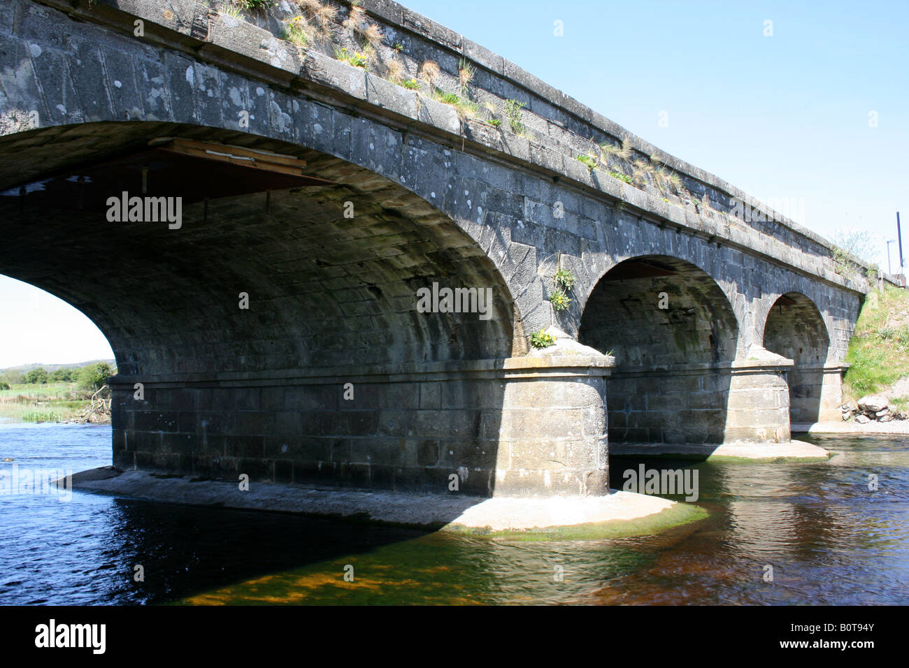 Die alte Belcoo-Brücke über den Belcoo River, Irland Stockfoto