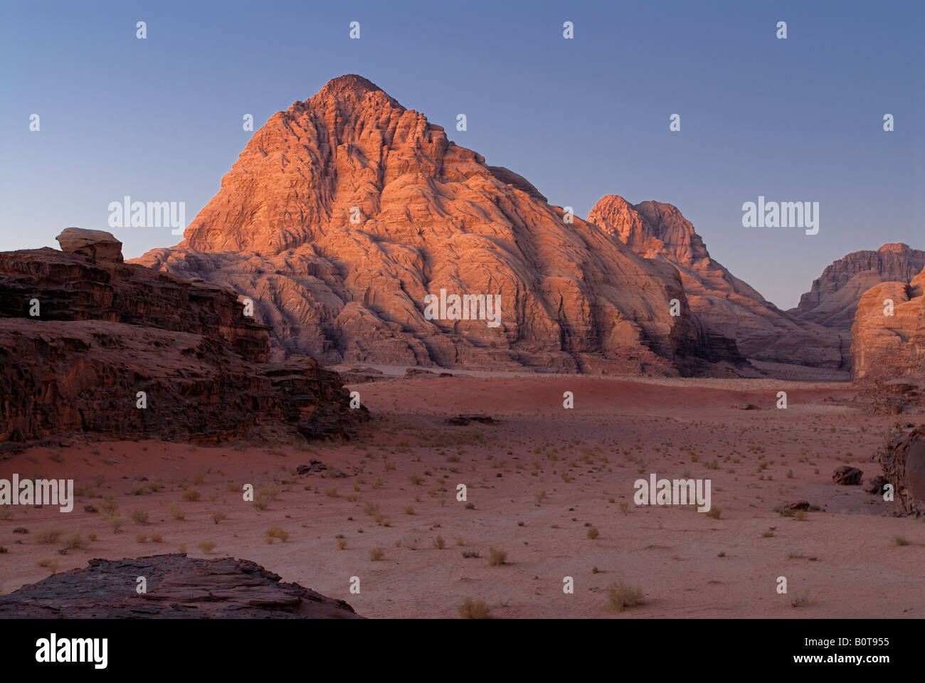 Sonnenuntergang in Wüste von Wadi Rum Jordan Arabia Stockfoto