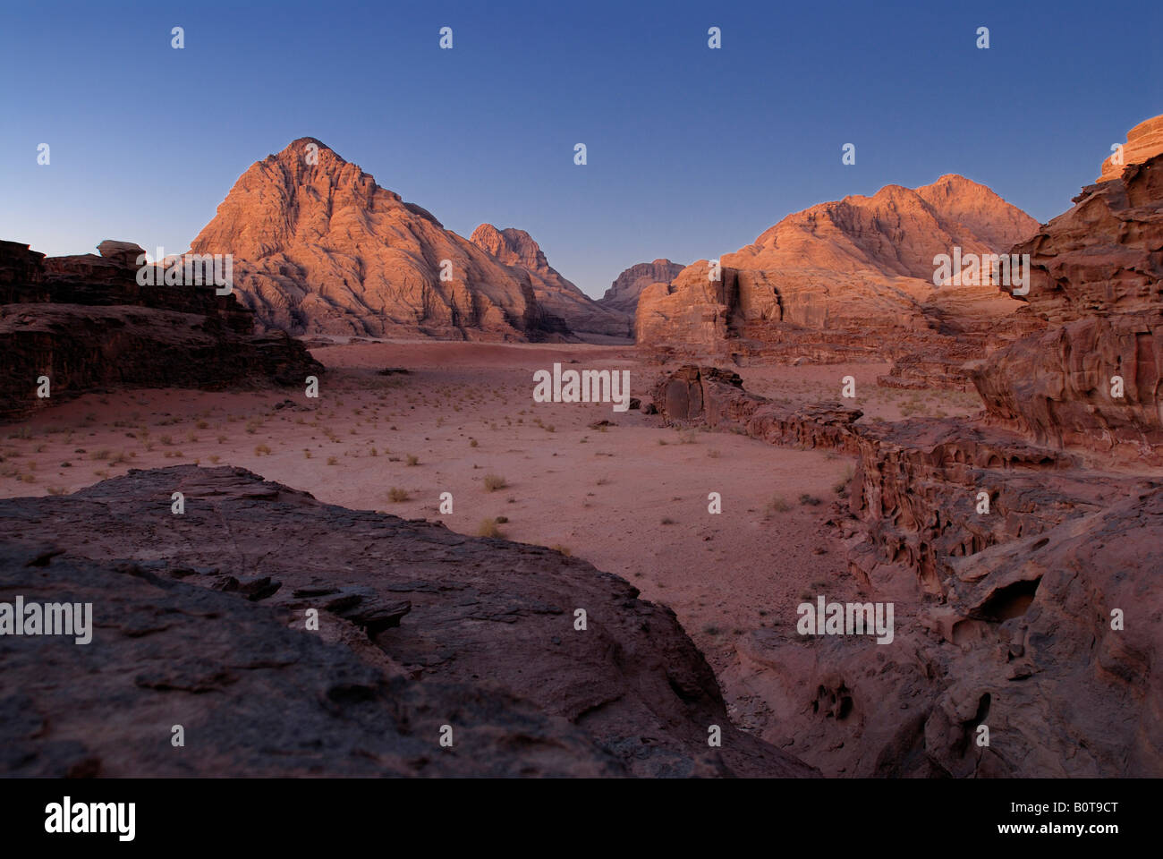 Sonnenuntergang in Wüste von Wadi Rum Jordan Arabia Stockfoto