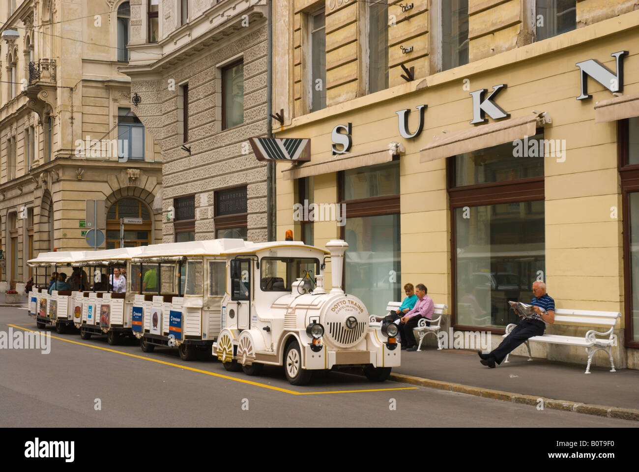 S-Bahn, die Menschen bis zum Schloss in Ljubljana Slowenien Europa nimmt Stockfoto