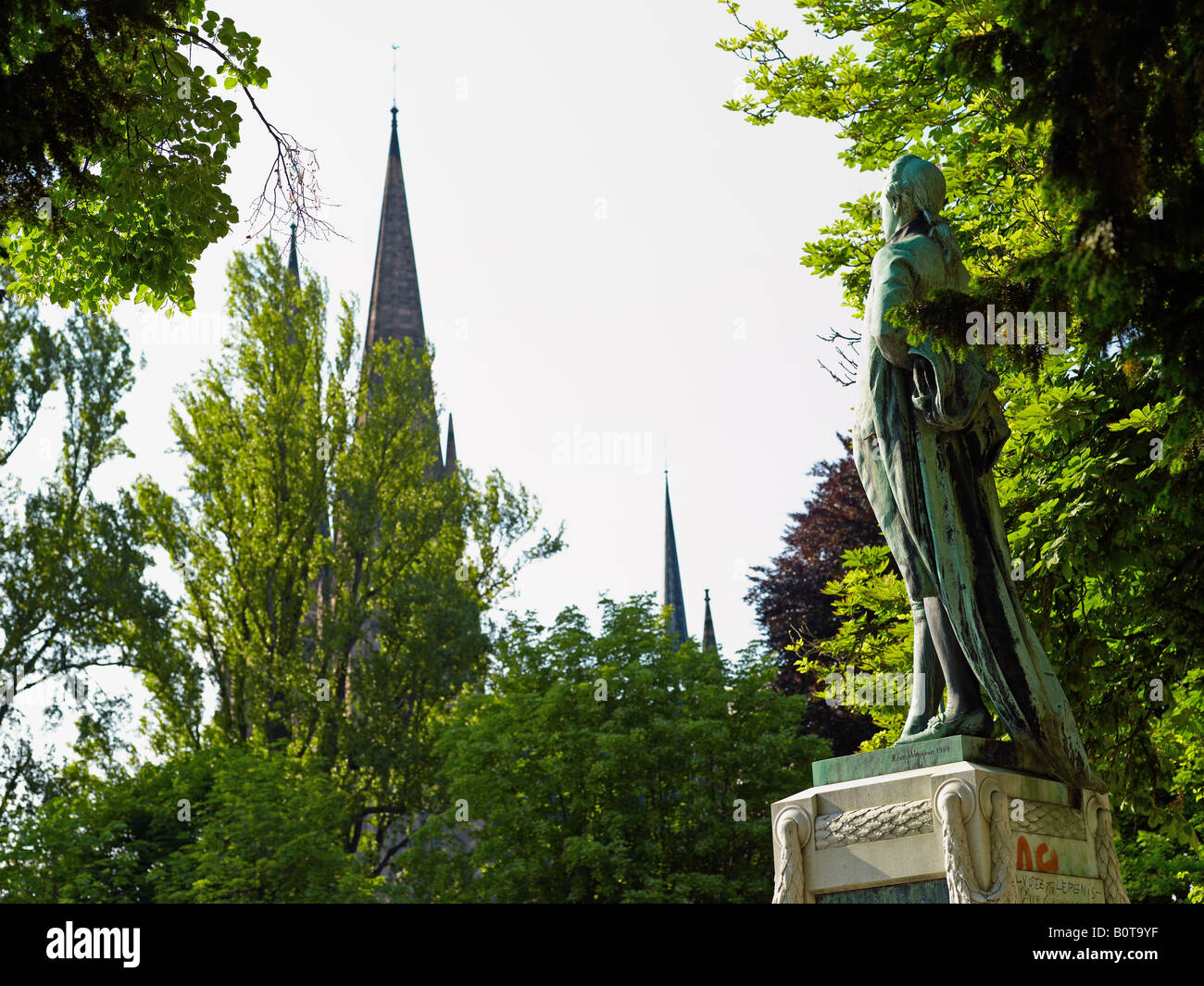Straßburg, Johann Wolfgang Goethe Denkmal und St Paul's evangelische Kirche Turmspitzen, Neustadt, Elsass, Frankreich, Europa, Stockfoto