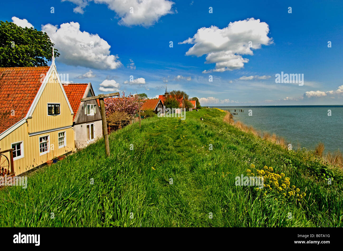 Niederlande Uitdam Dorf in der Nähe von Amsterdam Colorieren der Deich Deich Bank Damm auf dem IJsselmeer Stockfoto