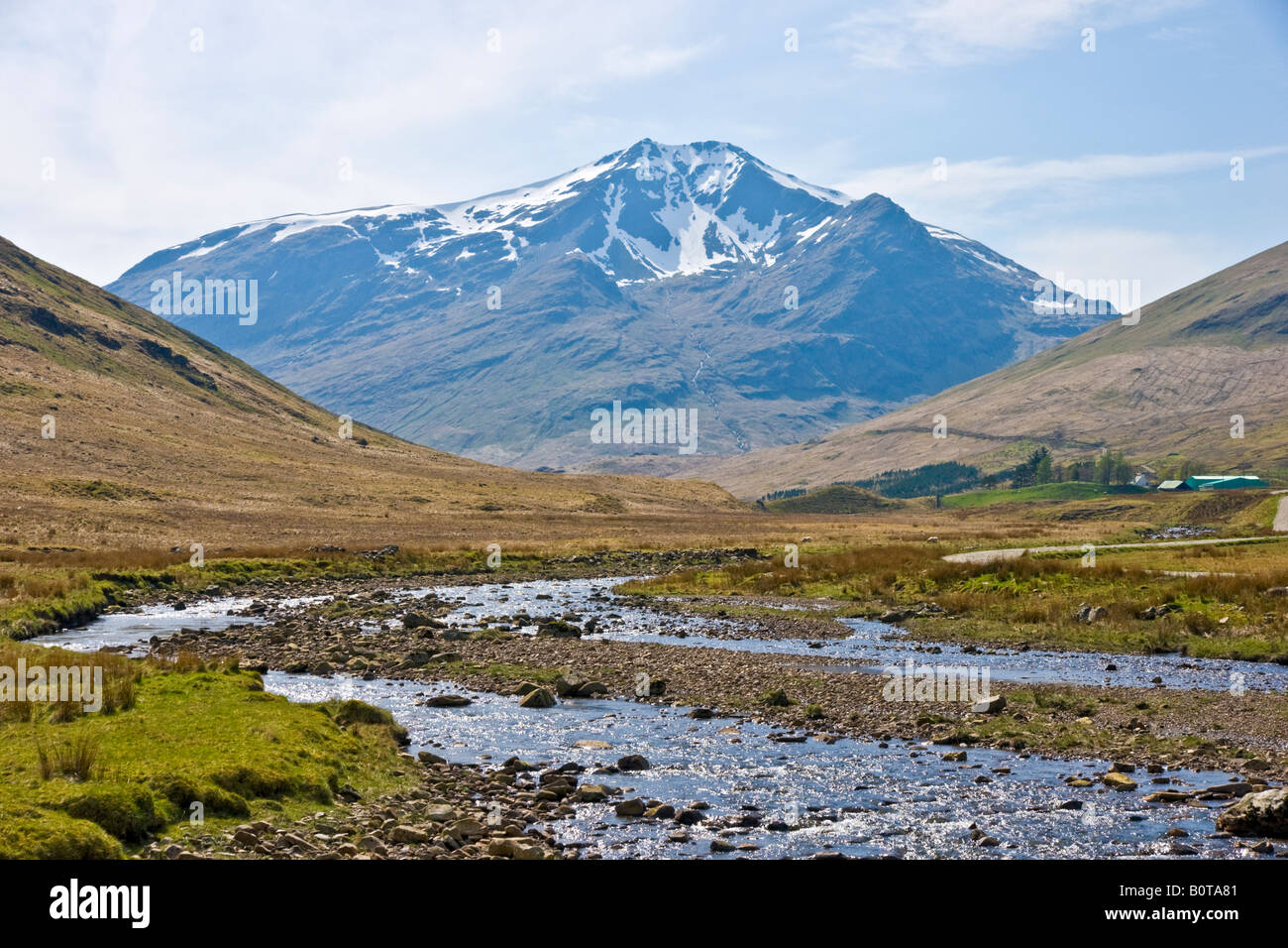 Herrlichen schottischen Berg Ben Lui (1130 m) mit Fluss Cononish in den Vordergrund führenden schmelzen Schnee in Richtung Meer Stockfoto