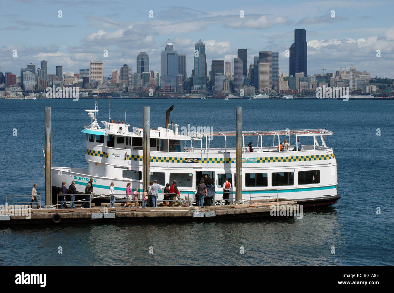 Touristen und Pendler der Elliott Bay Water Taxi für eine Fahrt in die Innenstadt von Seattle, WA, Mai 2007. Stockfoto