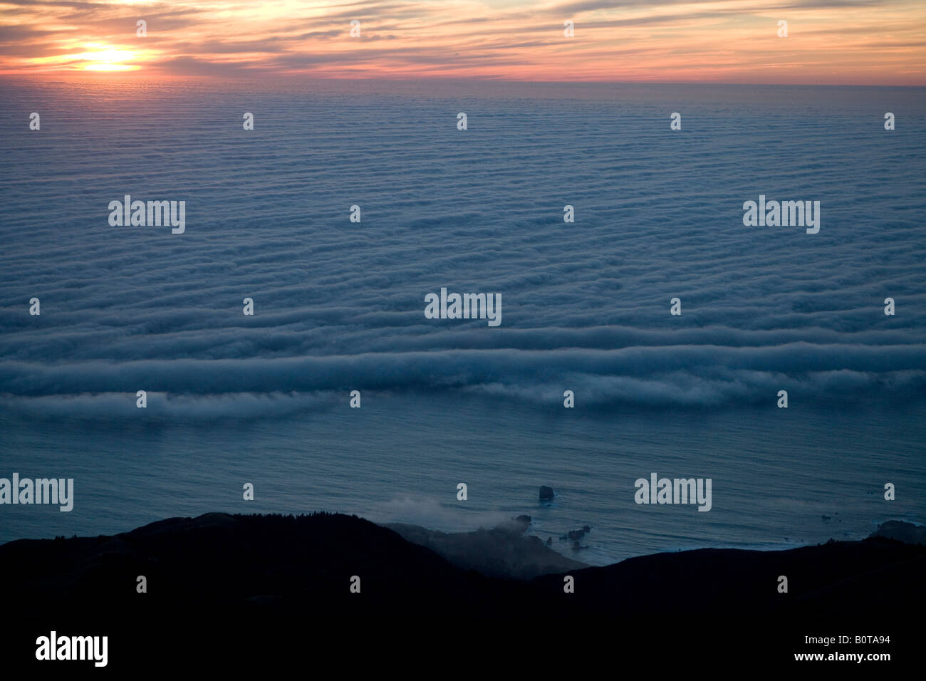 Antenne über Big Sur, Kalifornien in der Dämmerung als Nebel nähert sich die Pazifikküste, Monterey county Stockfoto