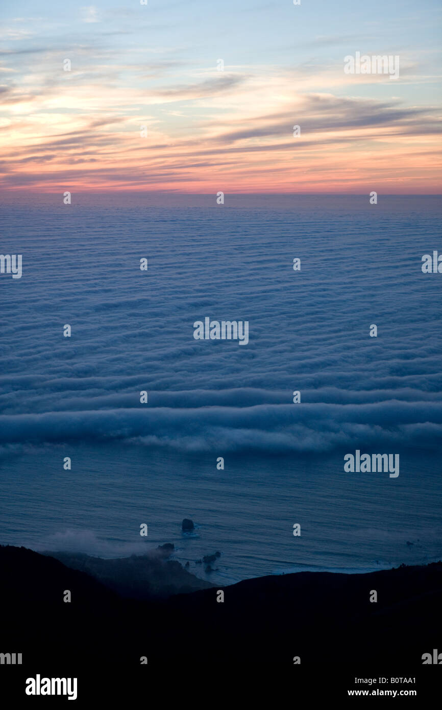 Luftaufnahmen über Big Sur, Kalifornien in der Dämmerung wie Wellen der Nebel die Pazifische Küste nähern Stockfoto