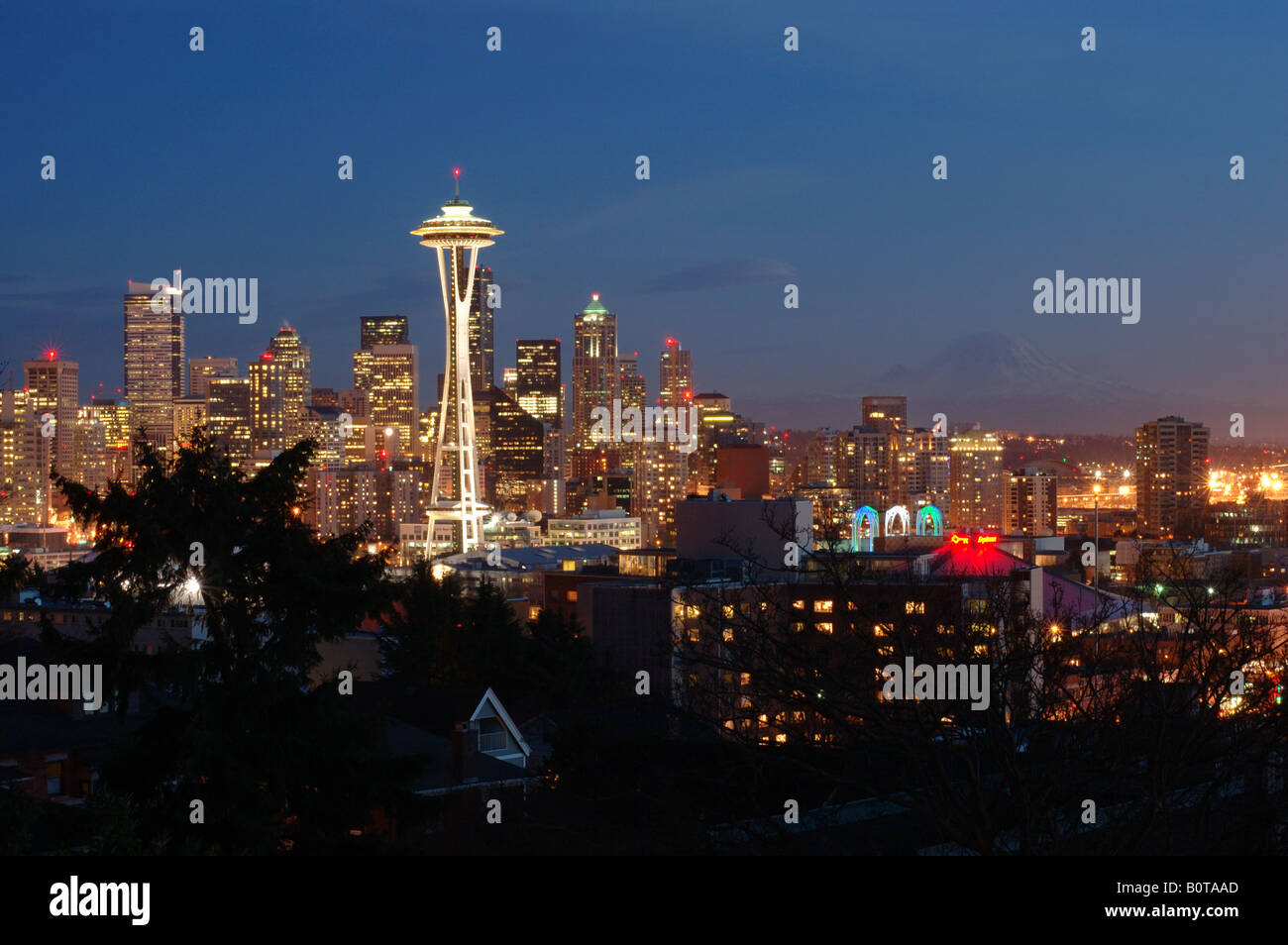 Space Needle und der Innenstadt von Seattle, Washington, in der Dämmerung von Kerry Park. Mount Rainier ist rechts von der Mitte sichtbar. Stockfoto